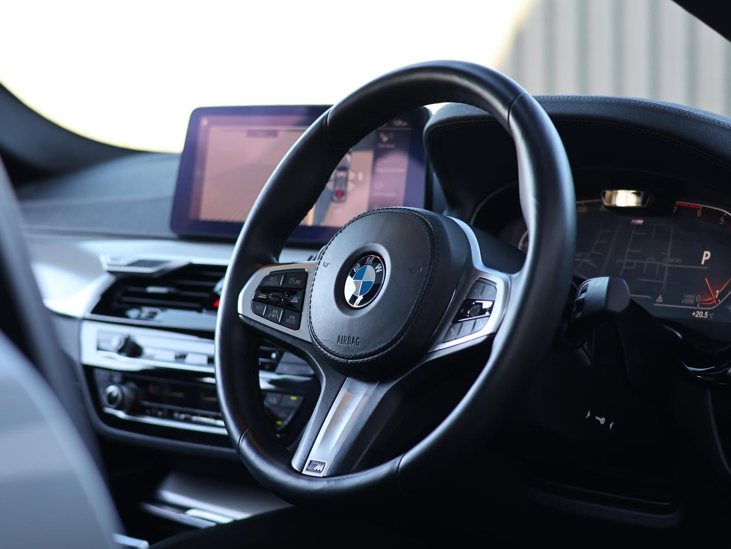 BMW 5 Series image 2