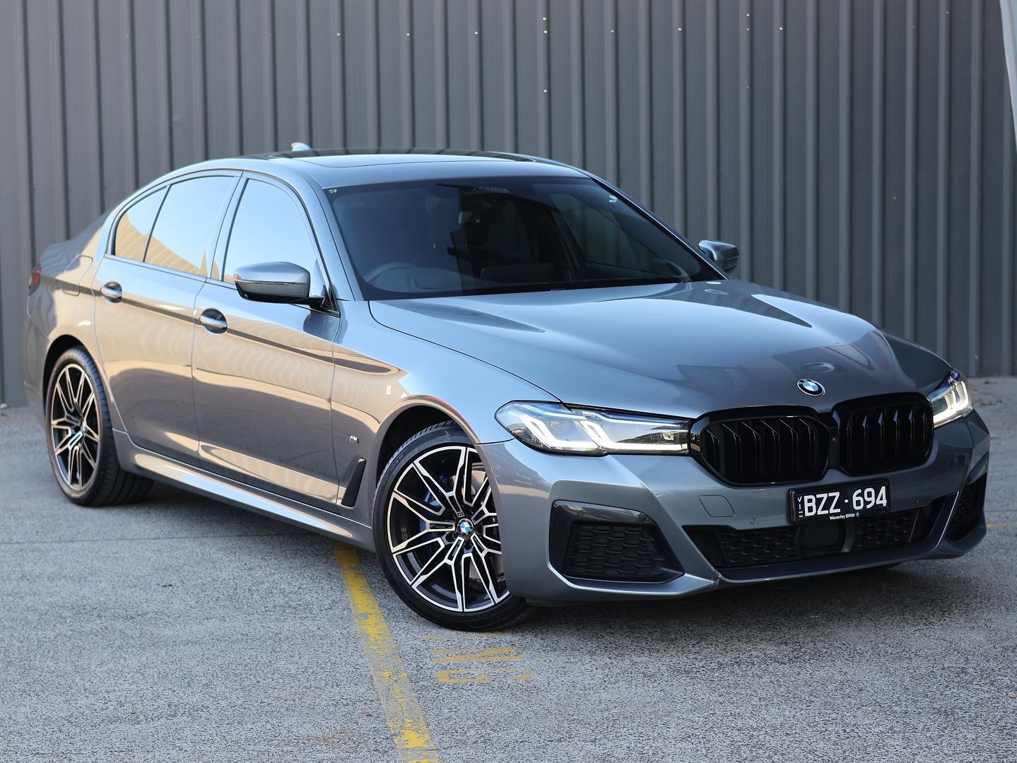 BMW 5 Series image 1