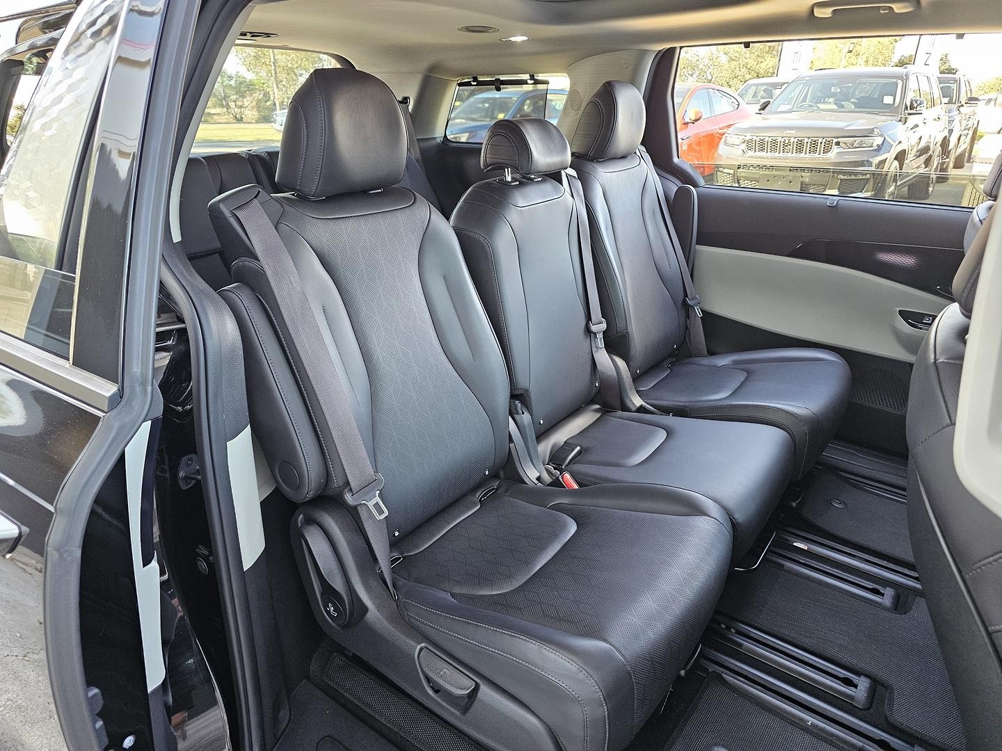 Kia Carnival image 2