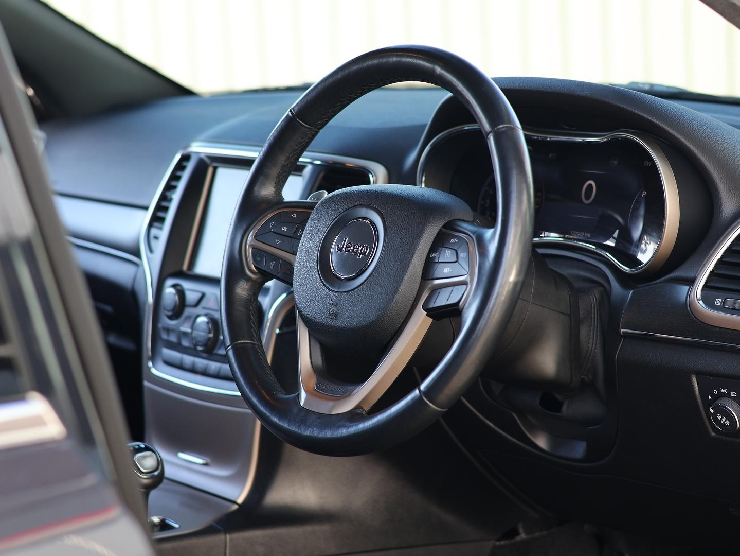 Jeep Grand Cherokee image 2