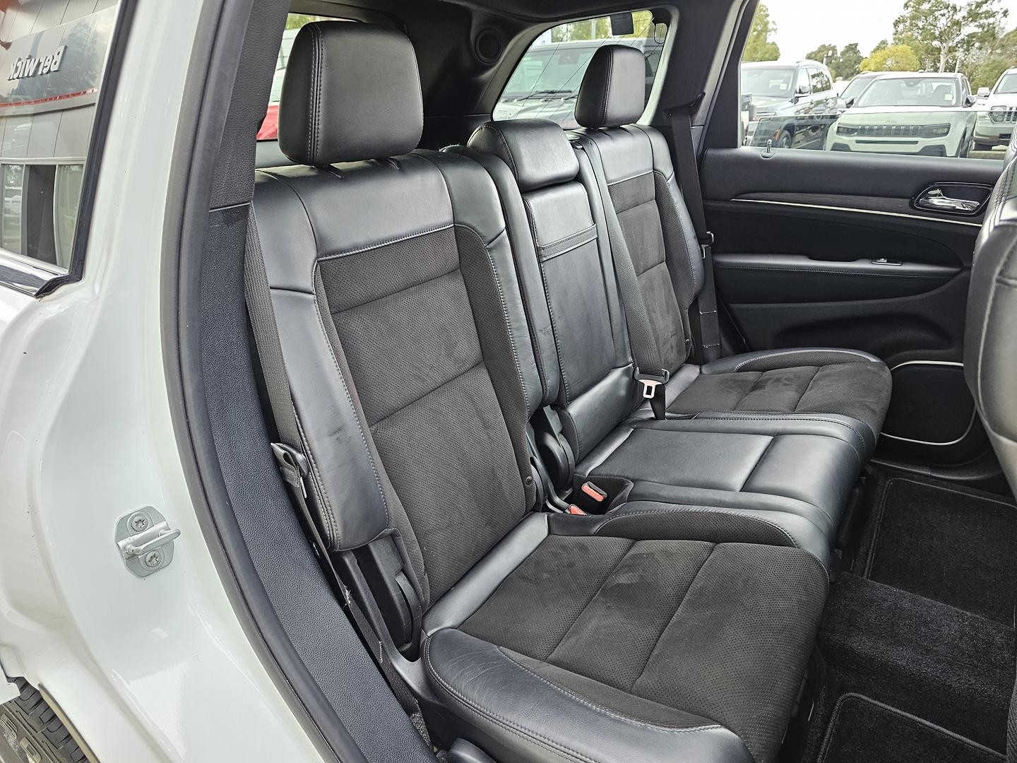 Jeep Grand Cherokee image 2
