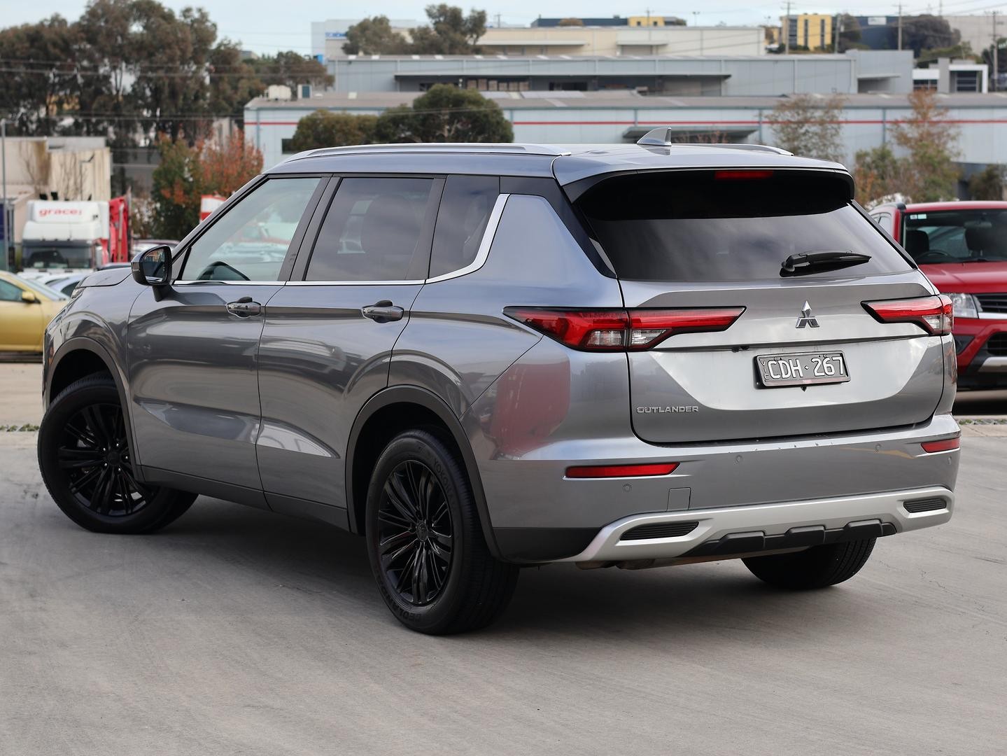 Mitsubishi Outlander image 3