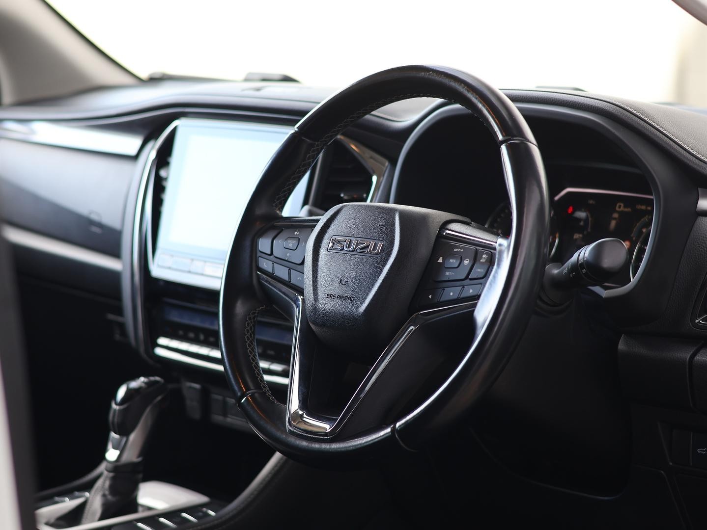Isuzu Mu-x image 2