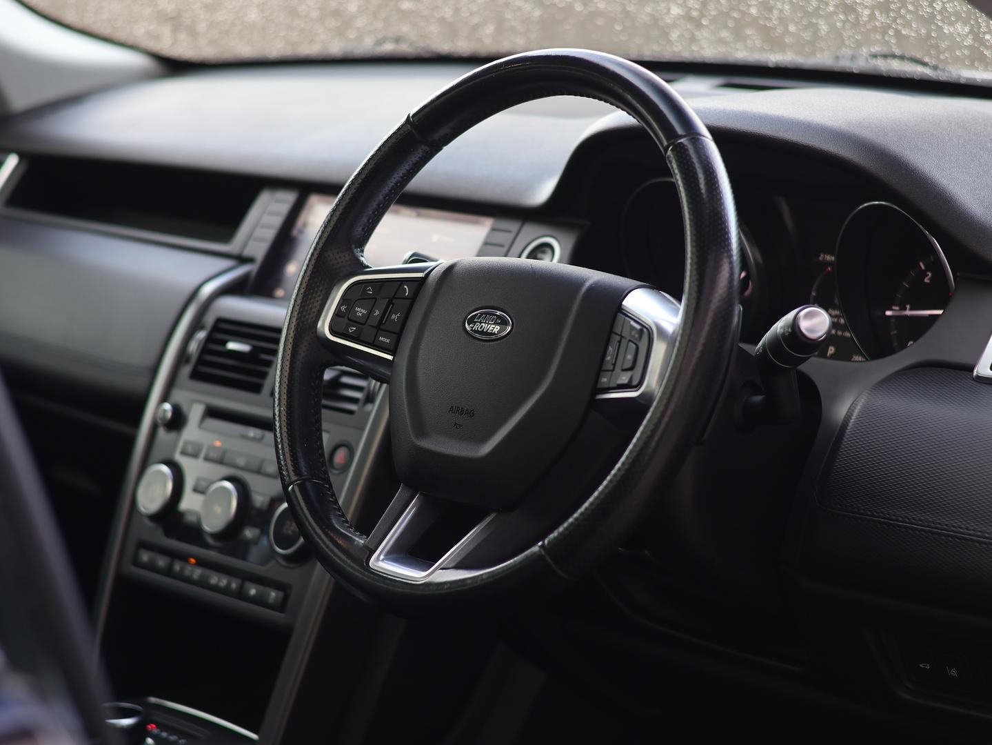 Land Rover Discovery Sport image 2