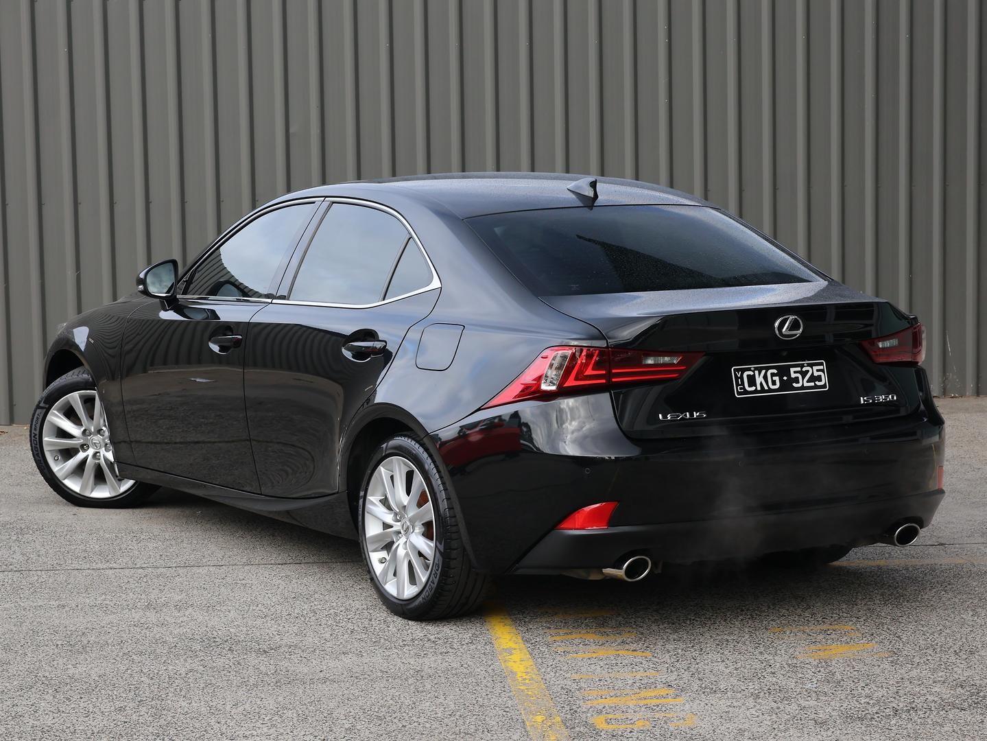 Lexus Is image 3