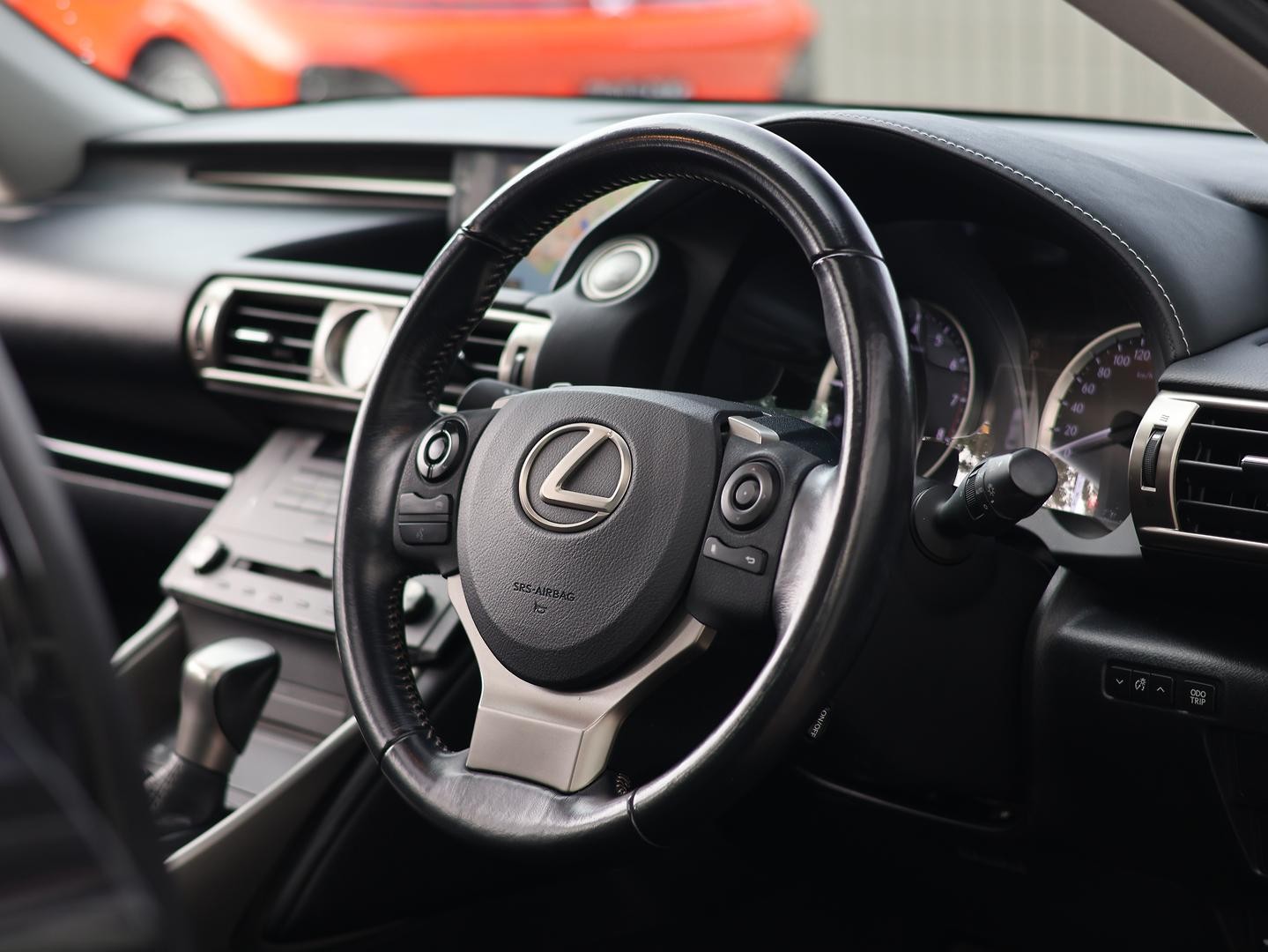 Lexus Is image 2