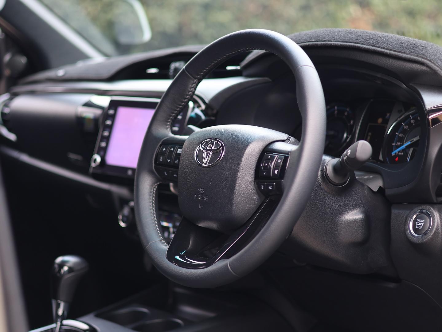 Toyota Hilux image 2