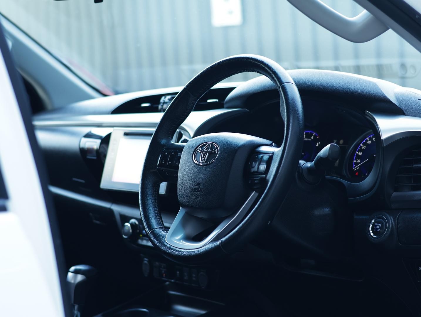 Toyota Hilux image 2