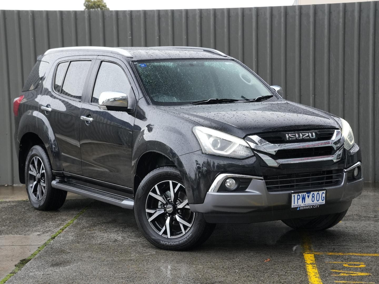 Isuzu Mu-x image 1