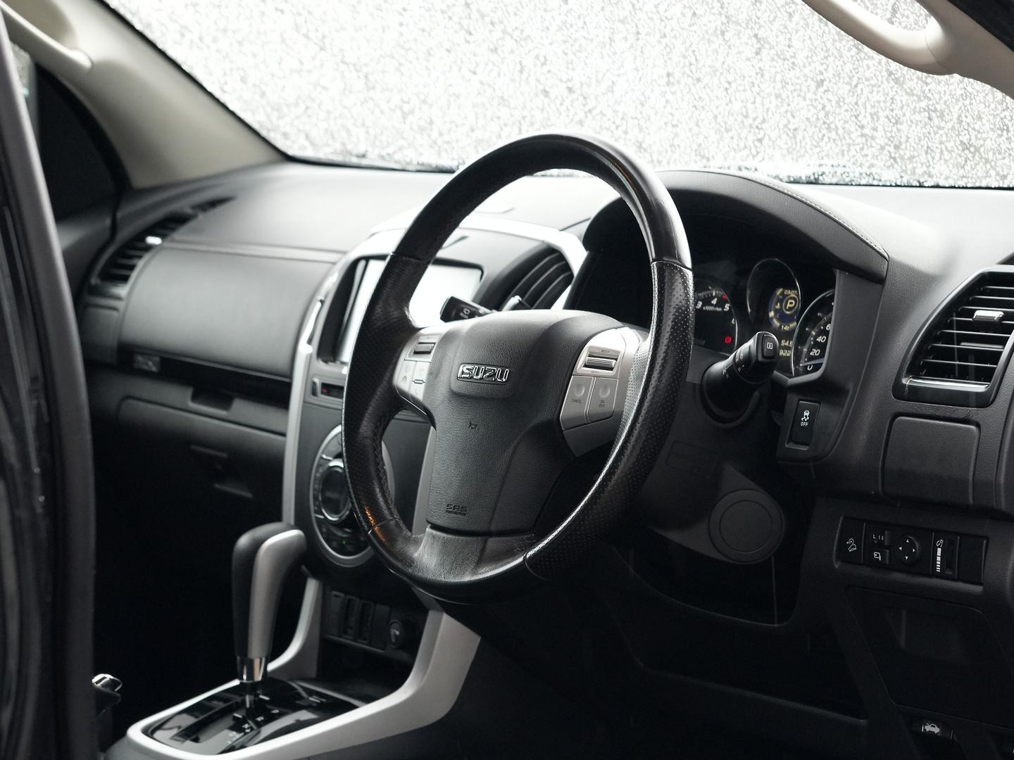 Isuzu Mu-x image 2