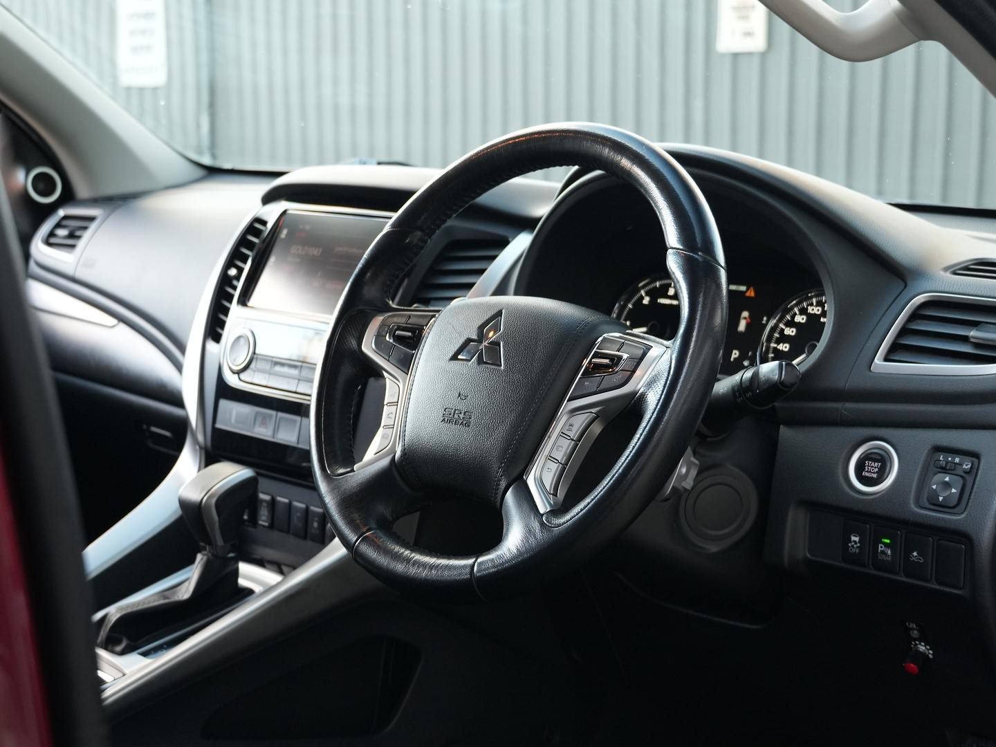 Mitsubishi Pajero Sport image 2