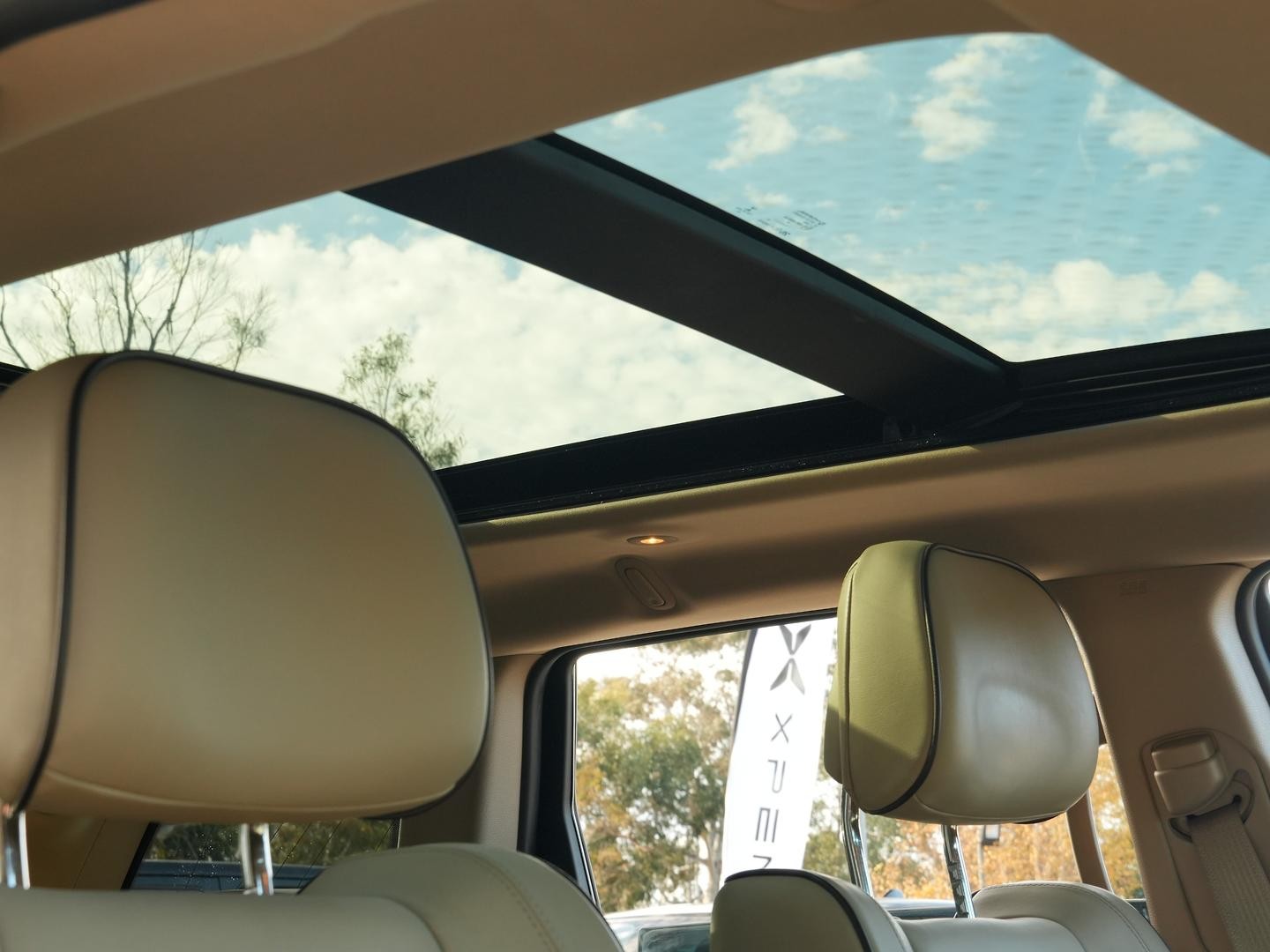 Jeep Grand Cherokee image 4