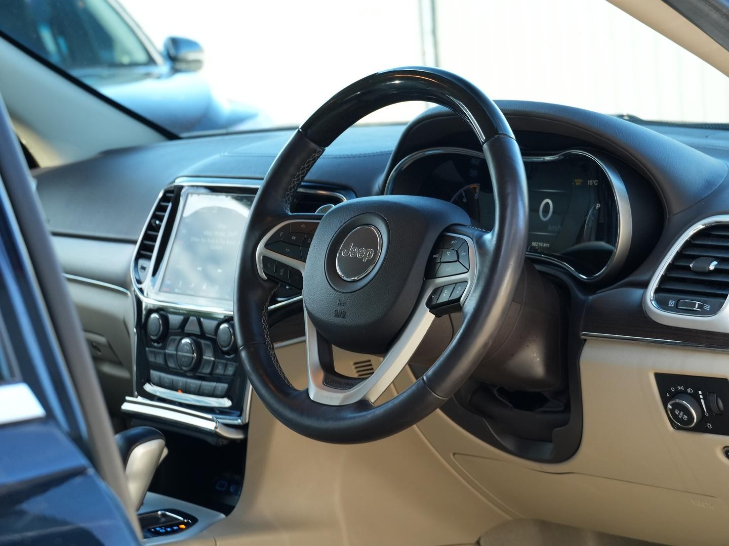 Jeep Grand Cherokee image 2