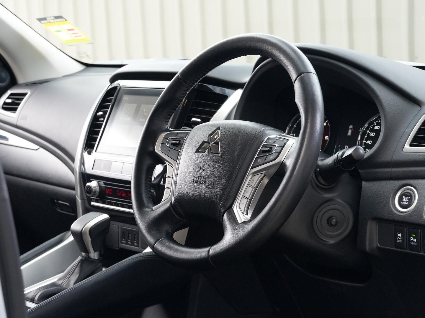 Mitsubishi Pajero Sport image 2