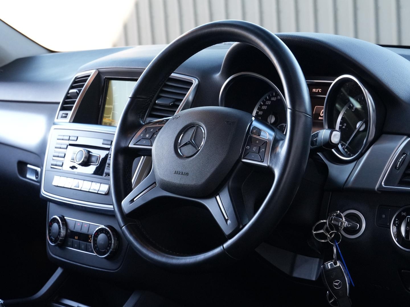 Mercedes Benz M-class image 2
