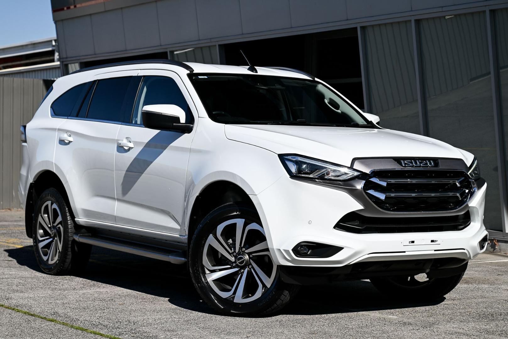 Isuzu Mu-x image 1