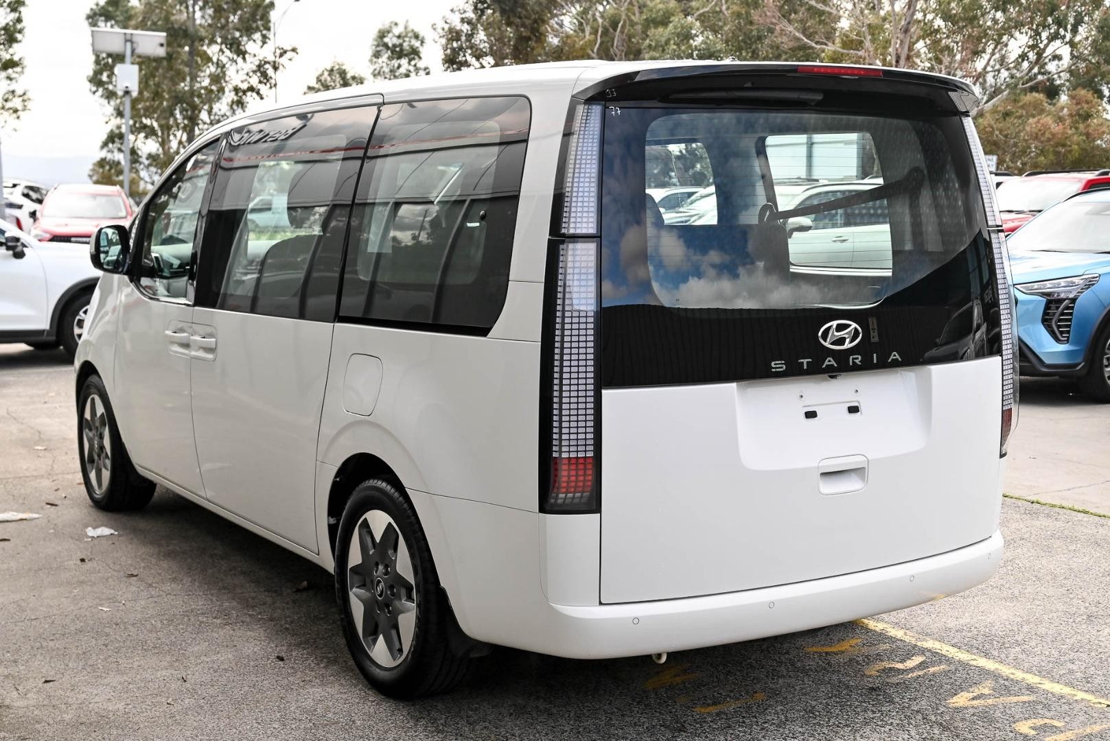 Hyundai Staria image 3