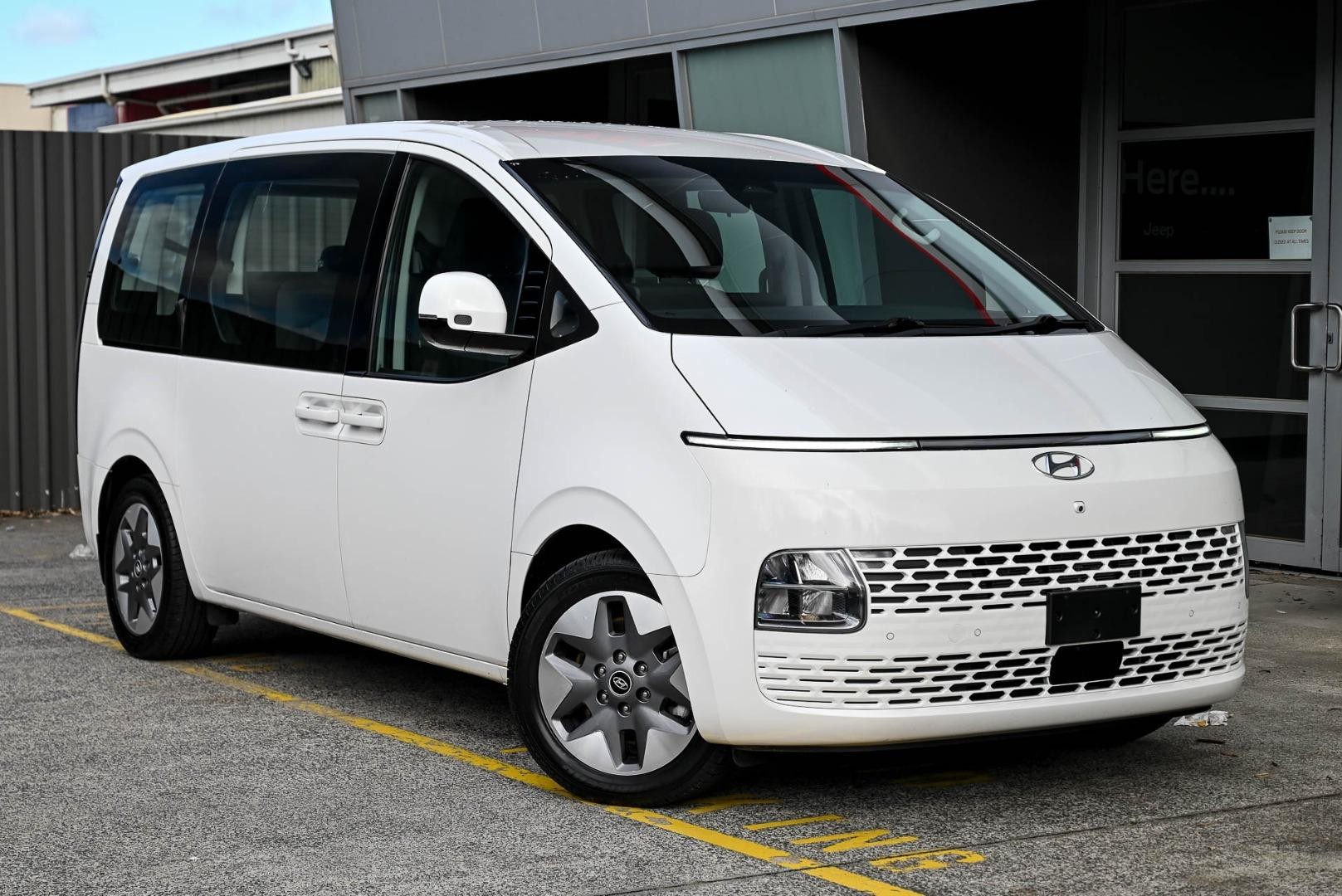 Hyundai Staria image 1