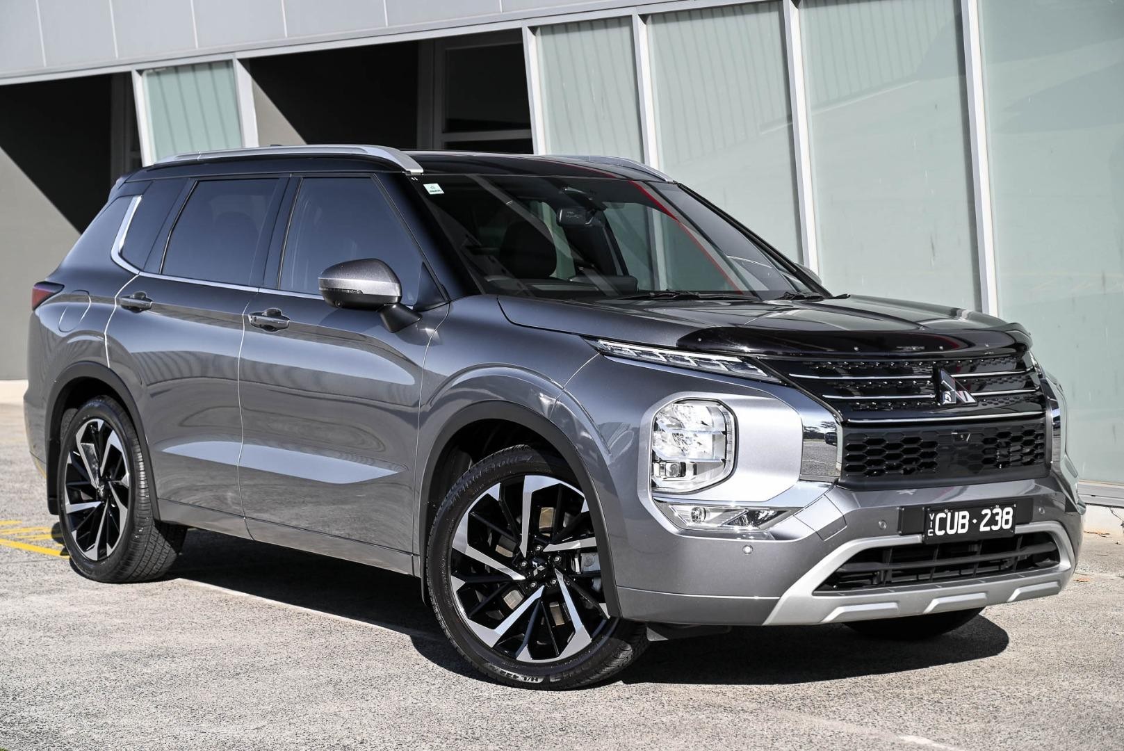 Mitsubishi Outlander image 1