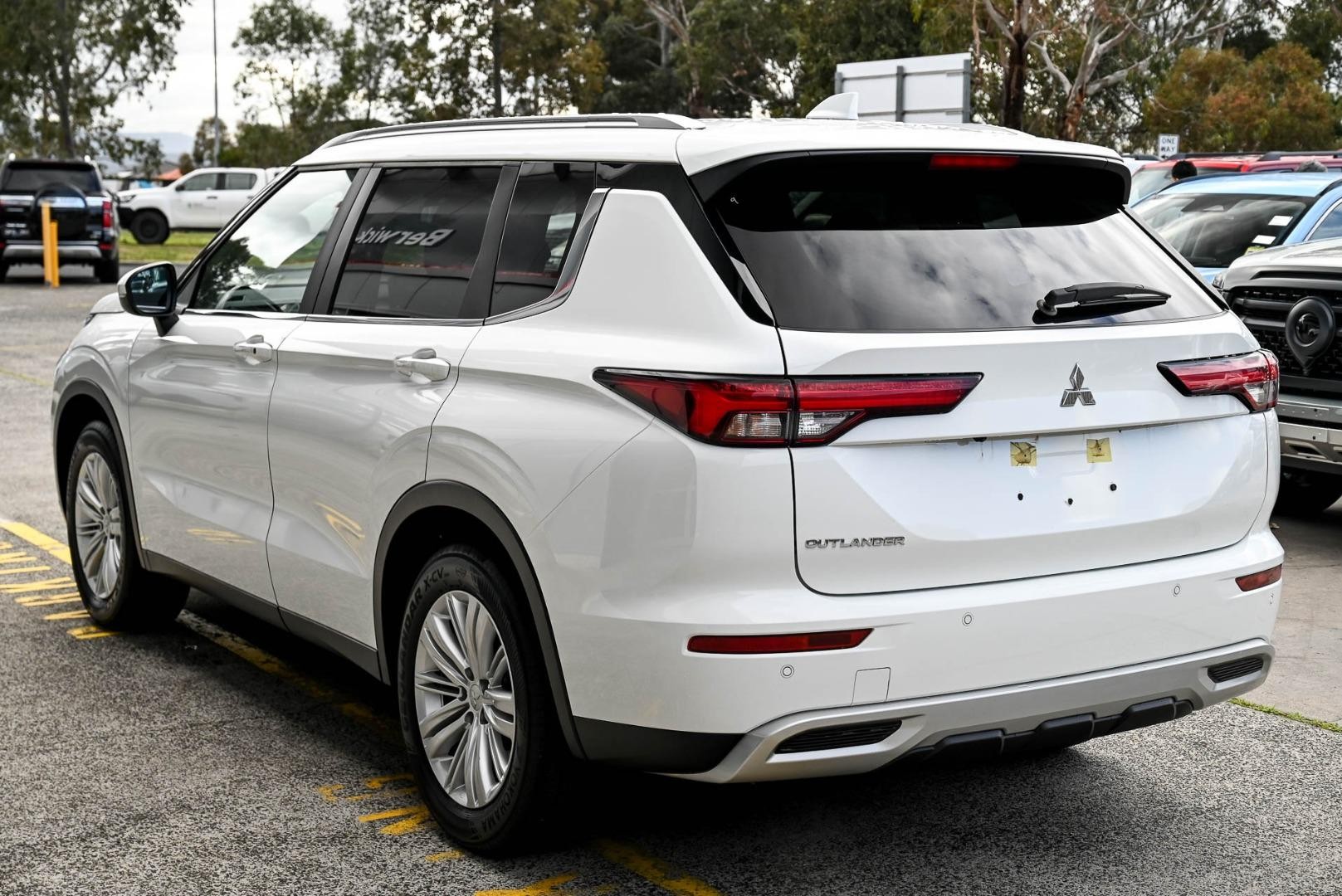 Mitsubishi Outlander image 3
