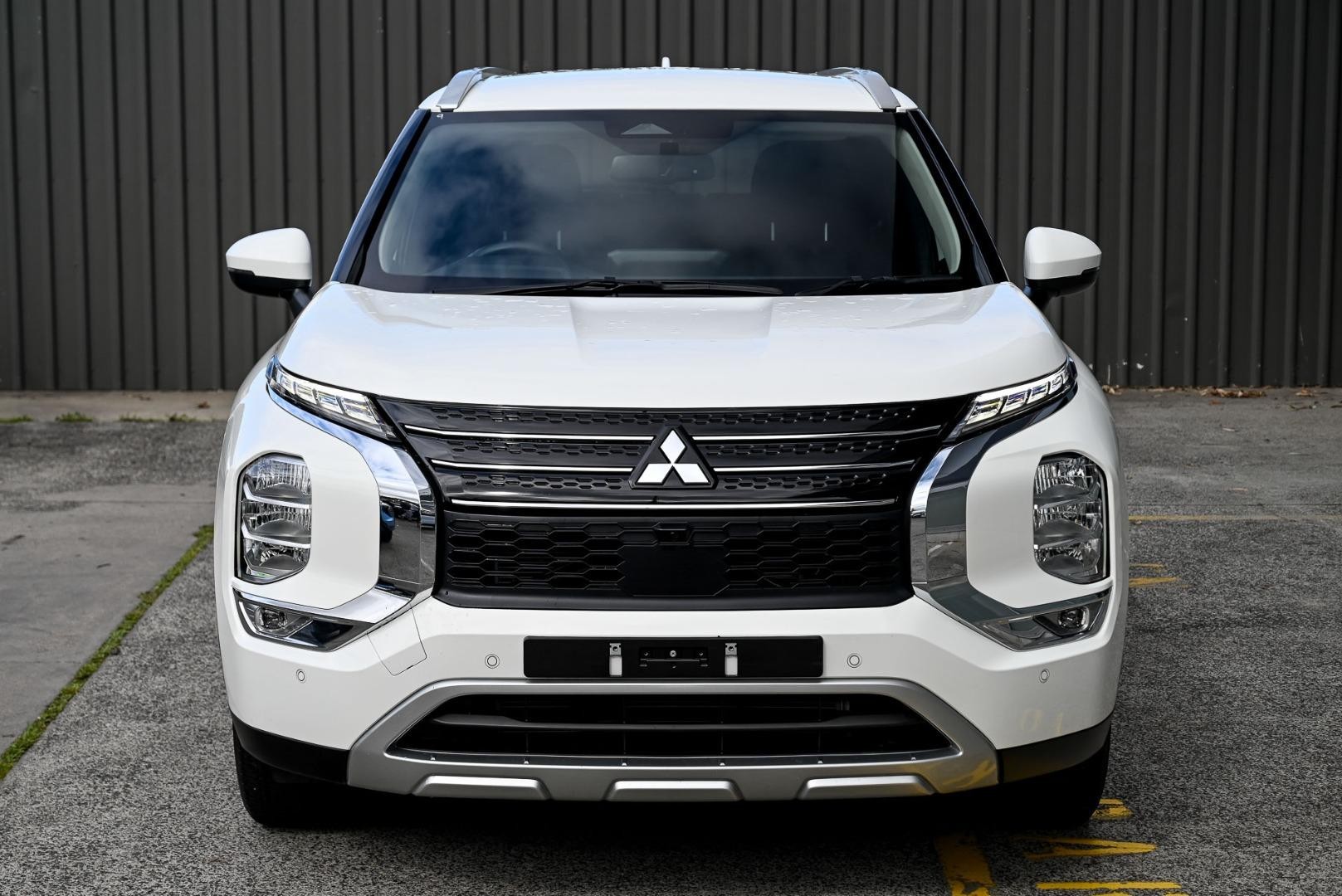 Mitsubishi Outlander image 2