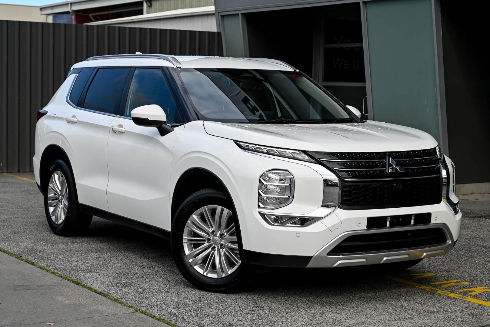 Mitsubishi Outlander image 1