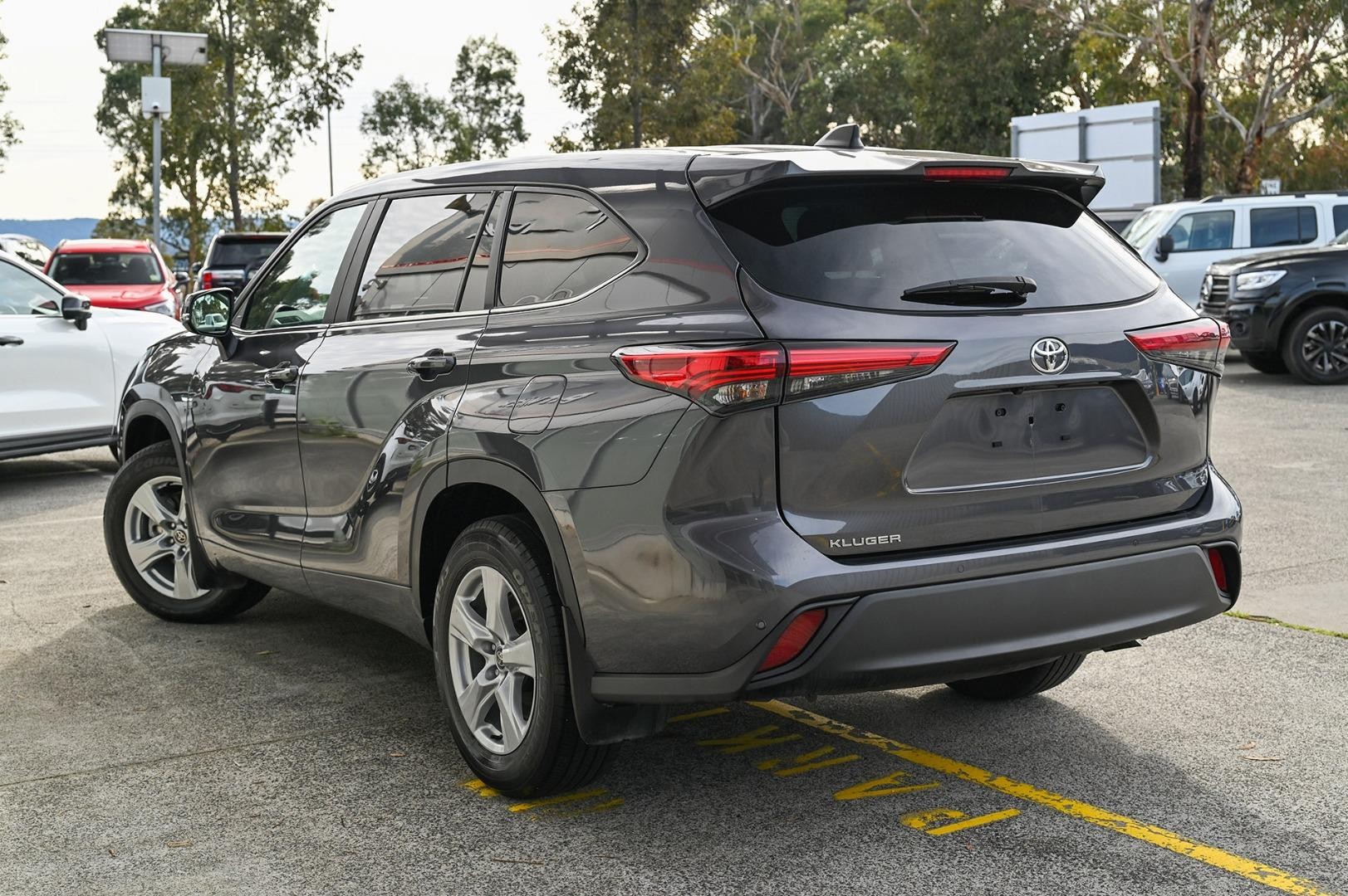 Toyota Kluger image 3