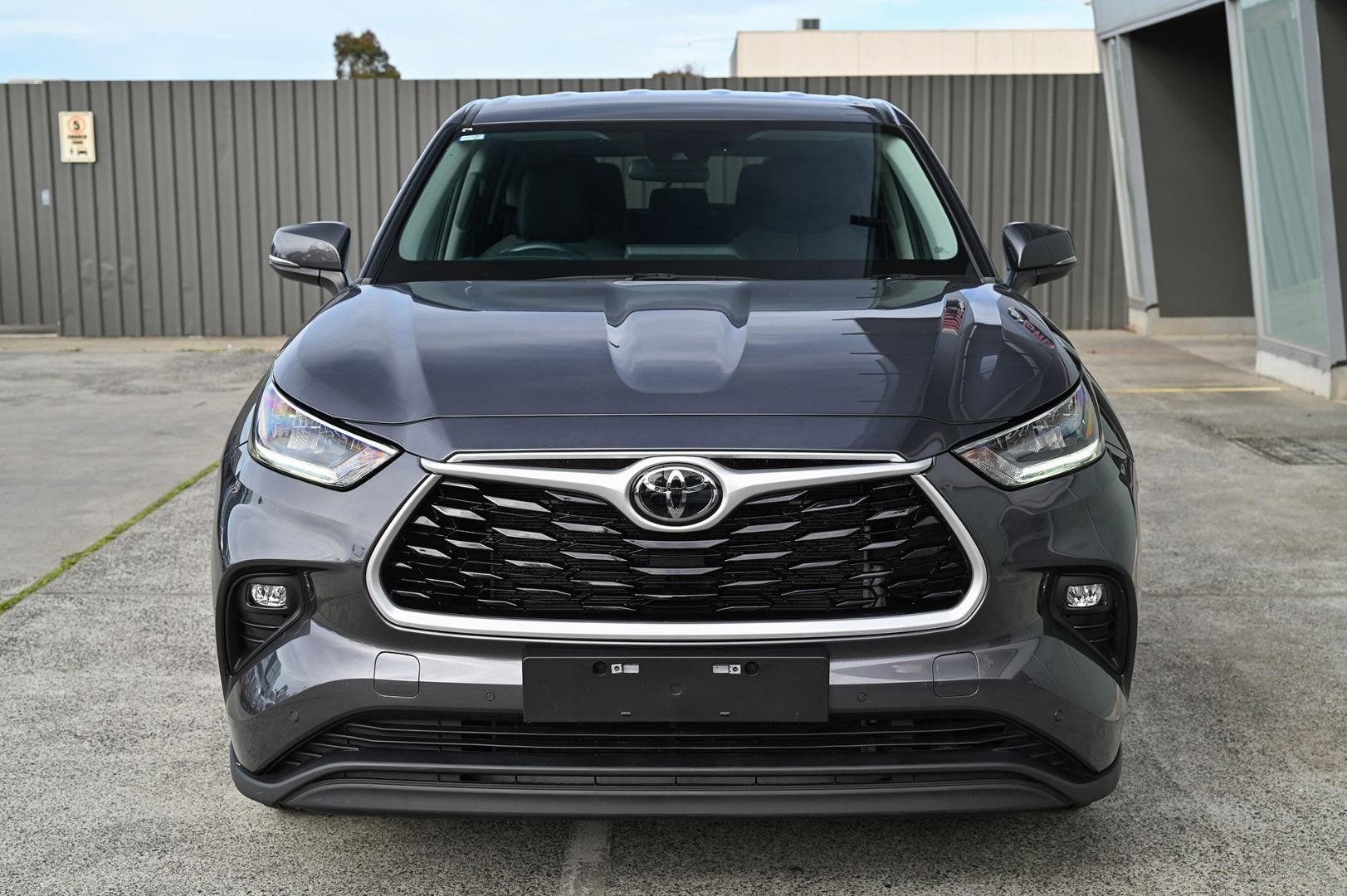 Toyota Kluger image 2