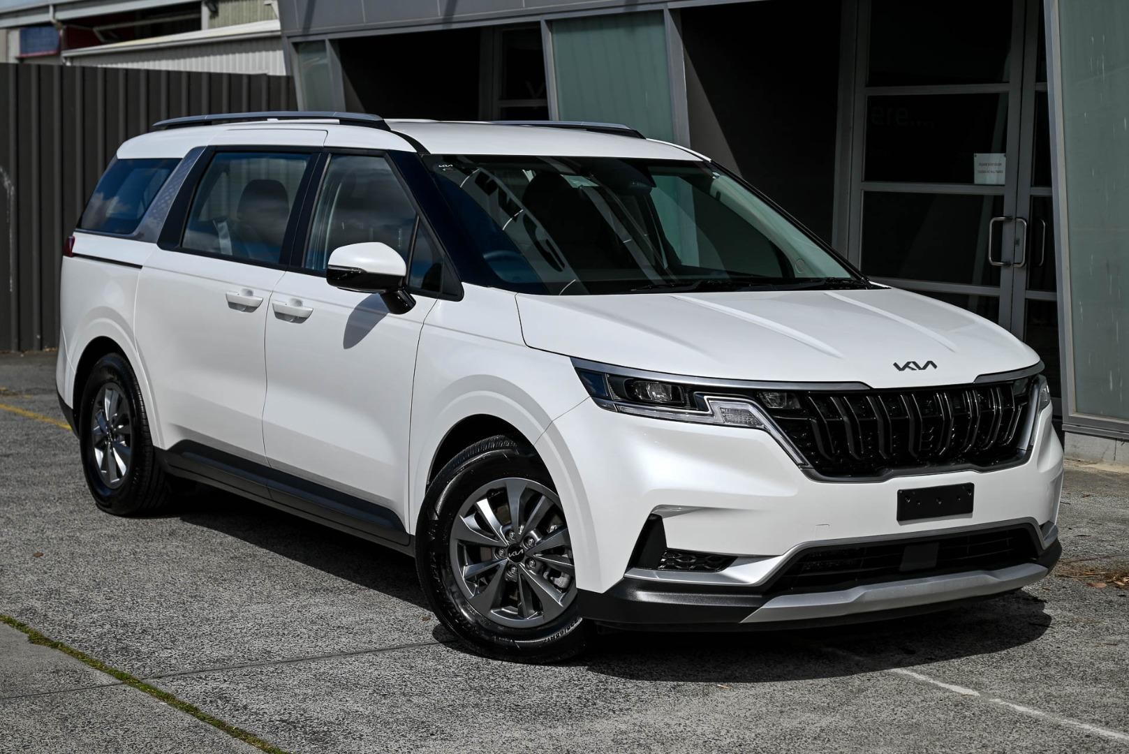 Kia Carnival image 1