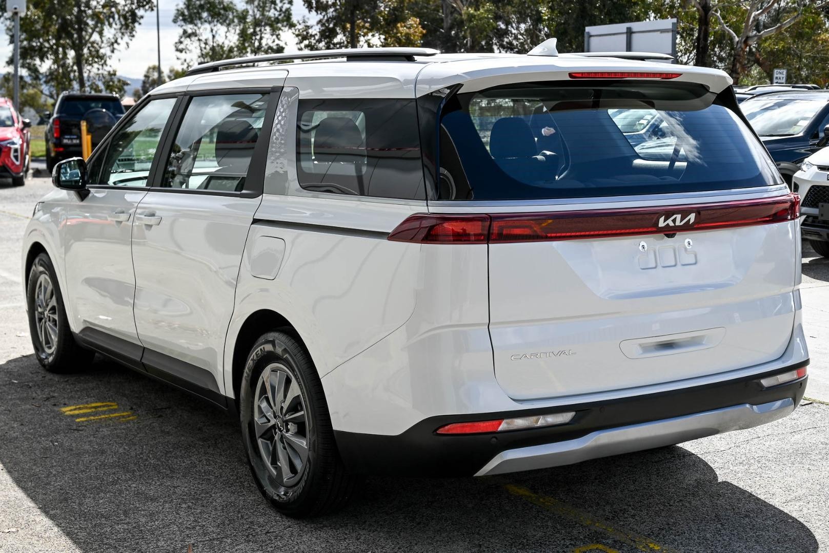 Kia Carnival image 3