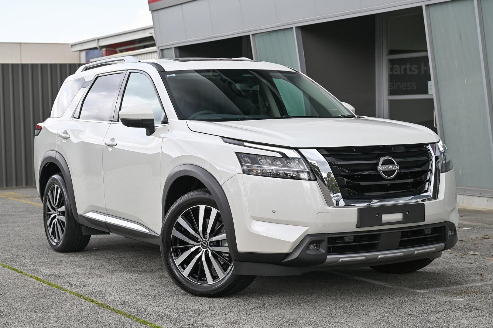 Nissan Pathfinder image 1