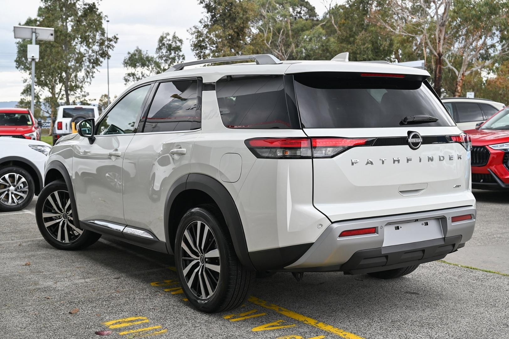 Nissan Pathfinder image 3