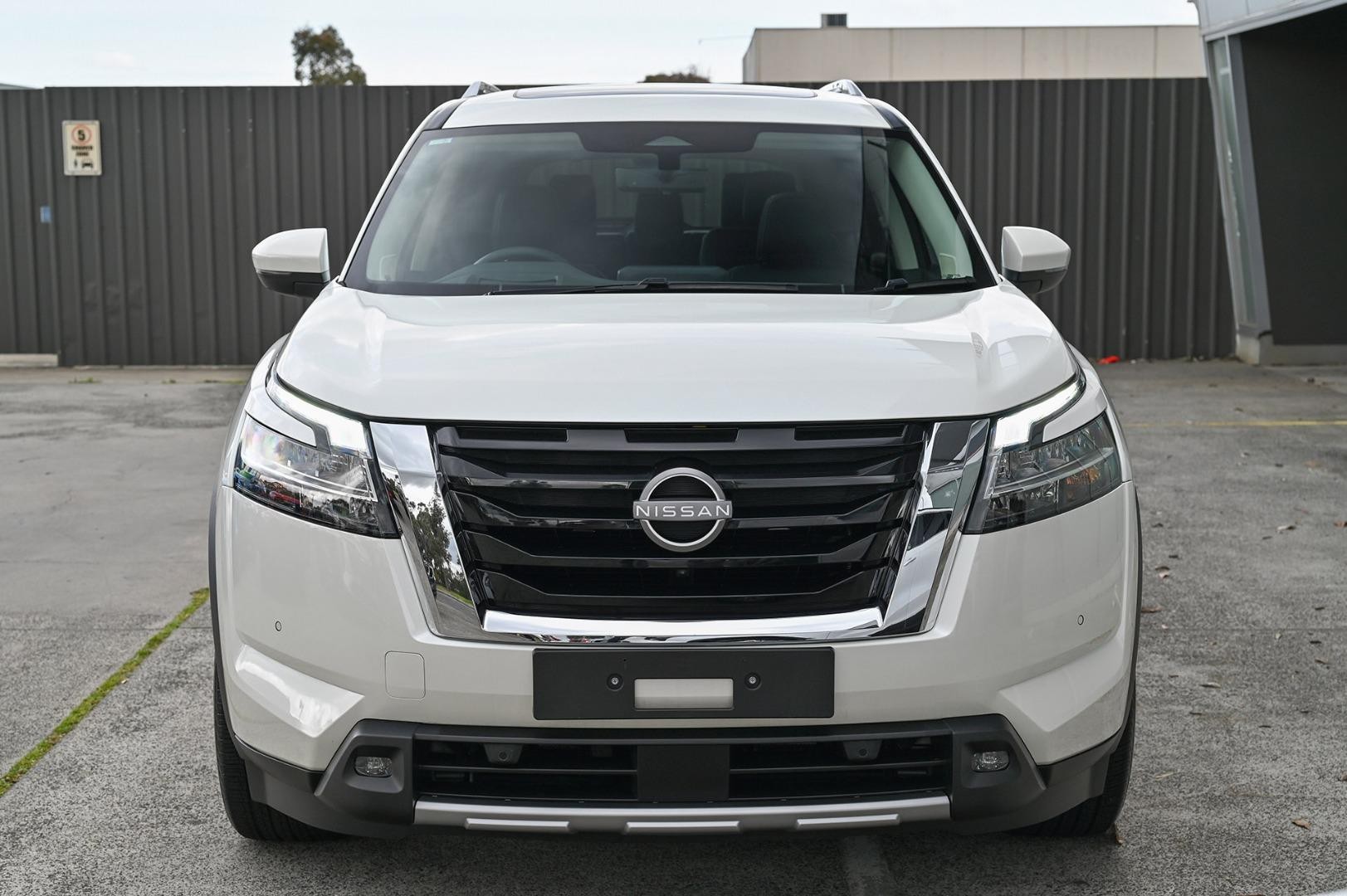 Nissan Pathfinder image 2