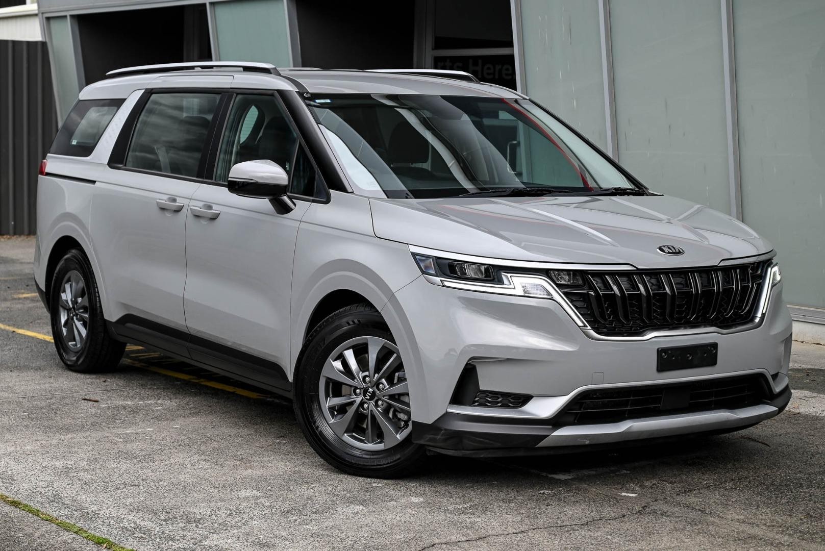 Kia Carnival image 1
