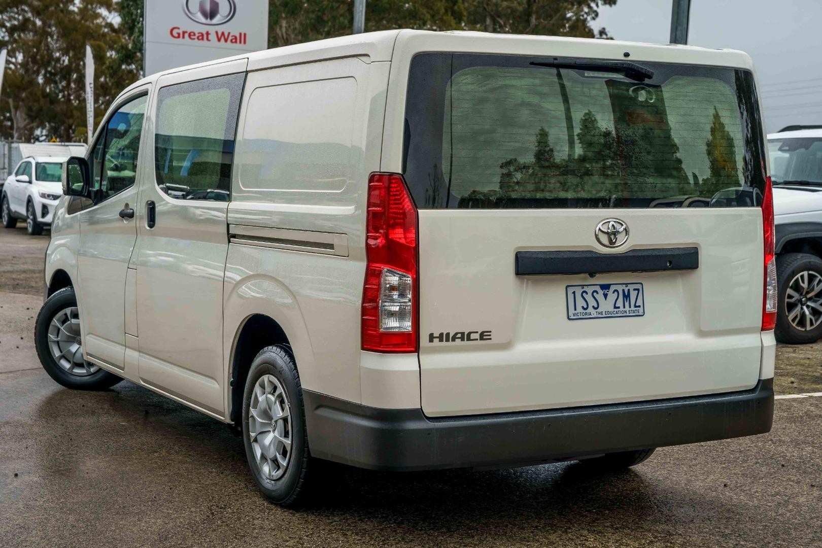 Toyota Hiace image 2