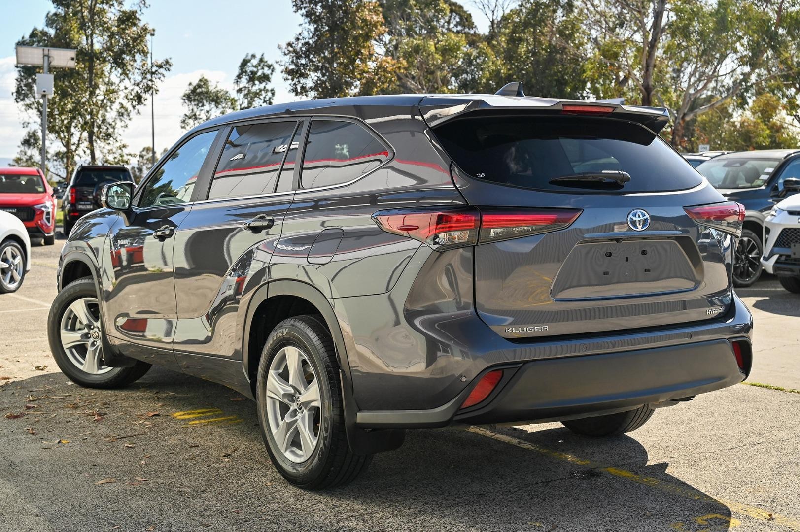 Toyota Kluger image 3