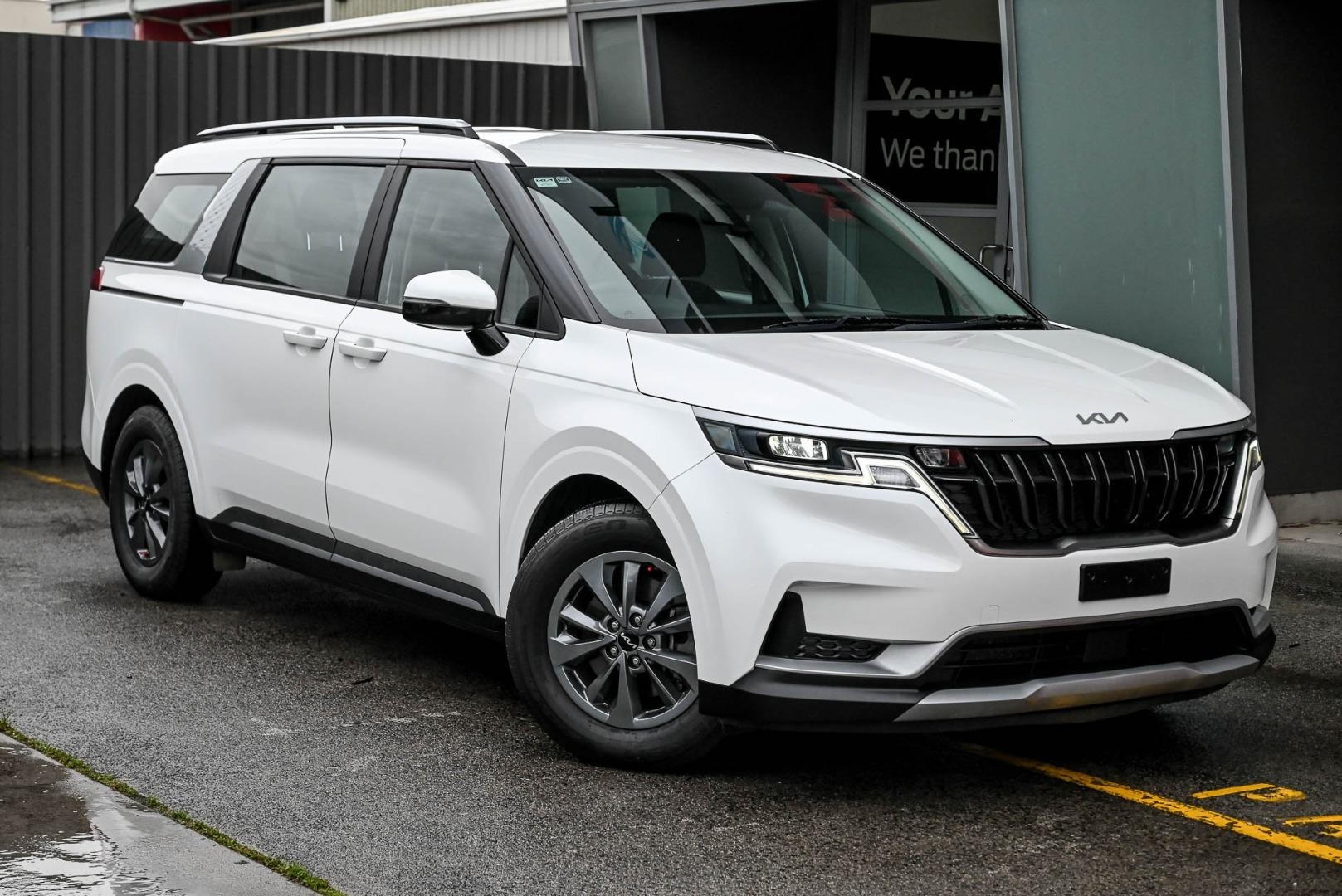 Kia Carnival image 1