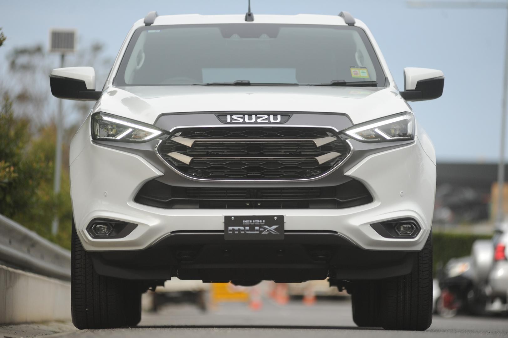 Isuzu Mu-x image 2