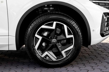 https://dvg-vehicle-assets.s3.amazonaws.com/208271/u2zludptwbskaq5qfceeqxic9.jpg