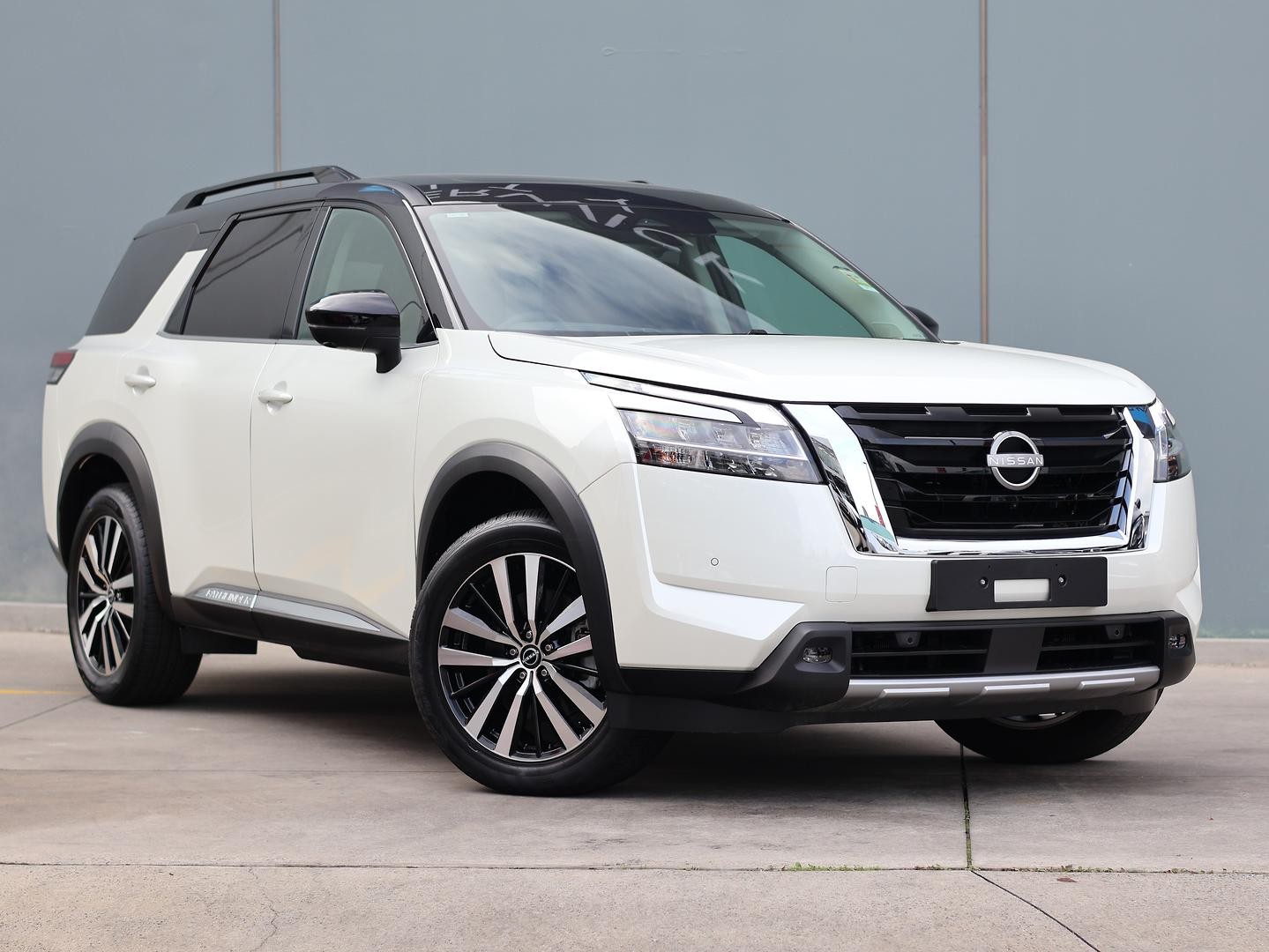 Nissan Pathfinder image 1