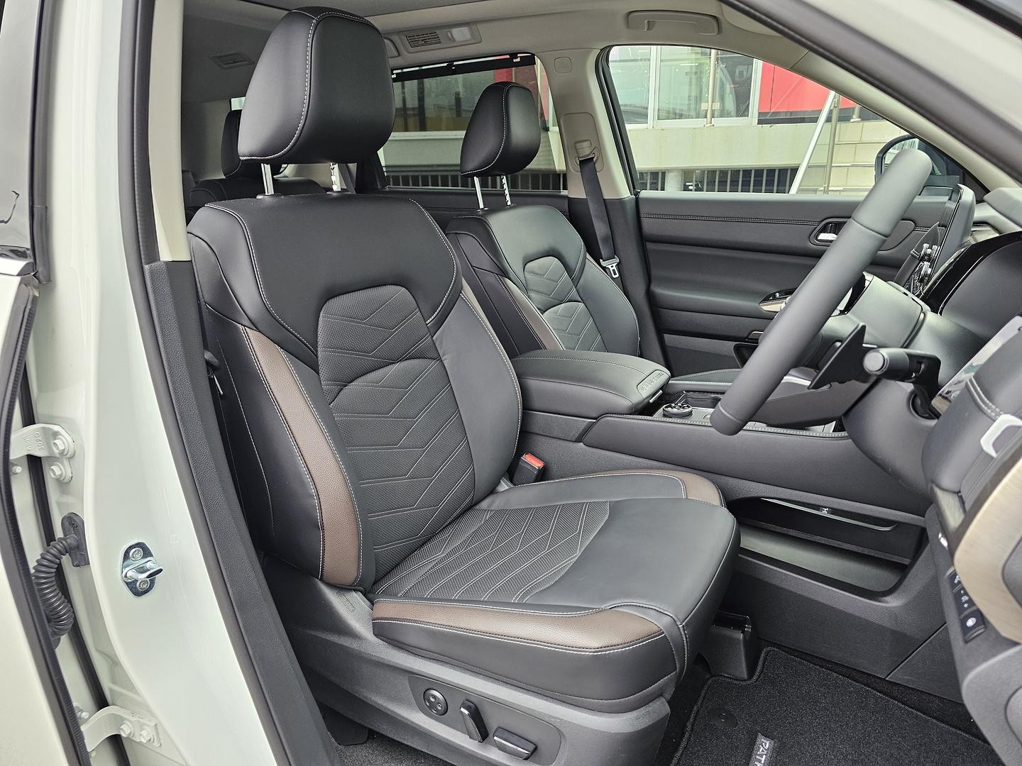 Nissan Pathfinder image 1