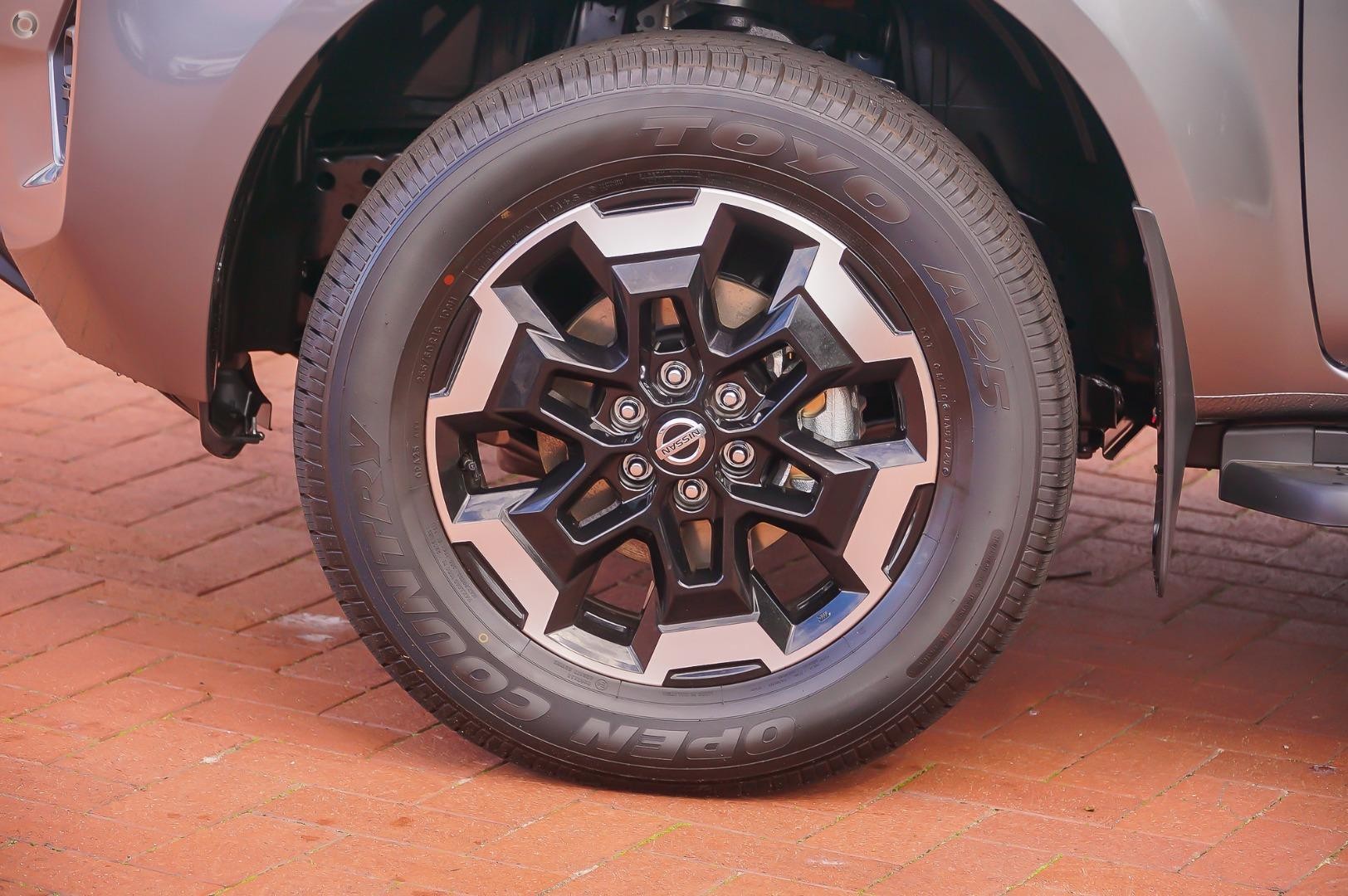 Nissan Navara image 2