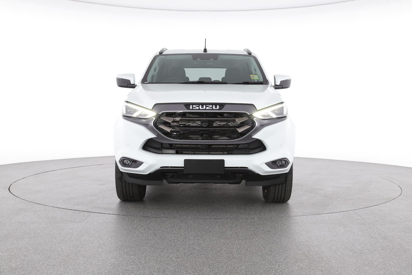 Isuzu Mu-x image 2