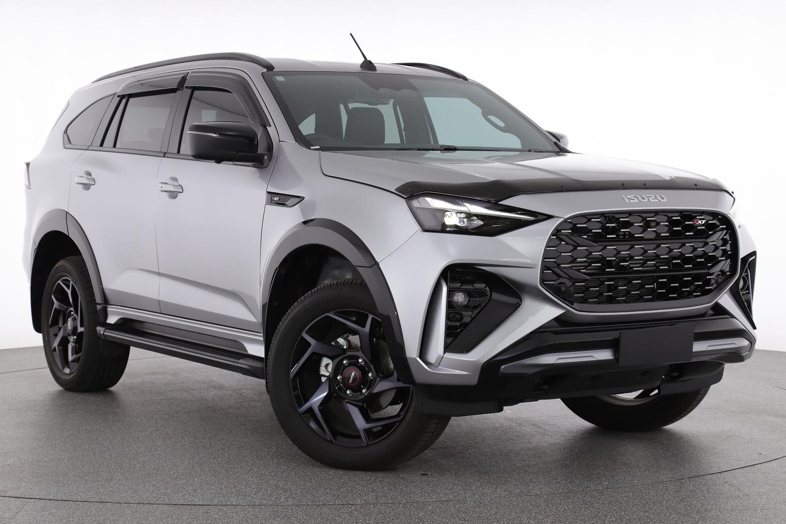 Isuzu Mu-x image 1