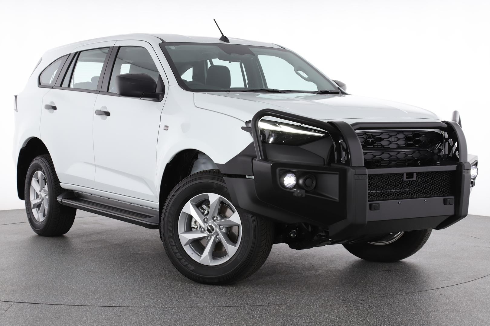 Isuzu Mu-x image 1