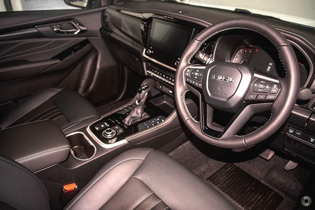 Isuzu Mu-x image 2
