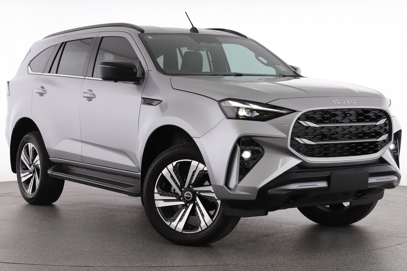 Isuzu Mu-x image 1
