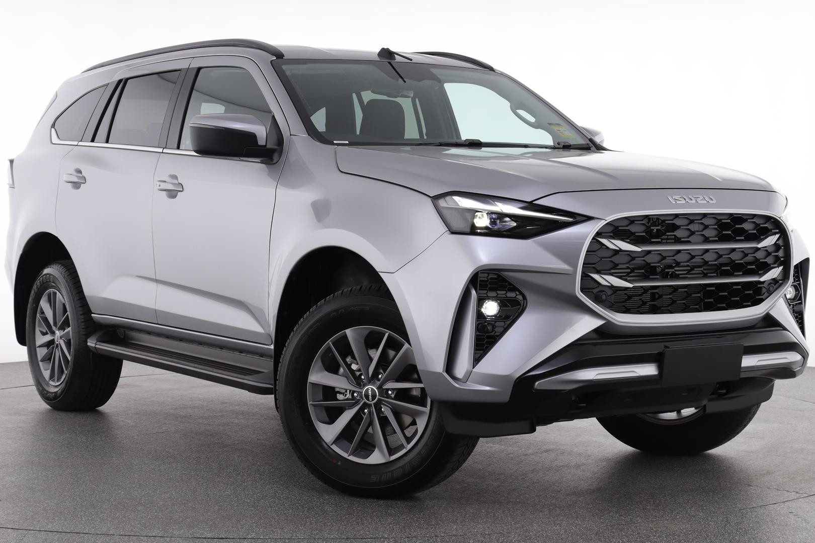 Isuzu Mu-x image 1