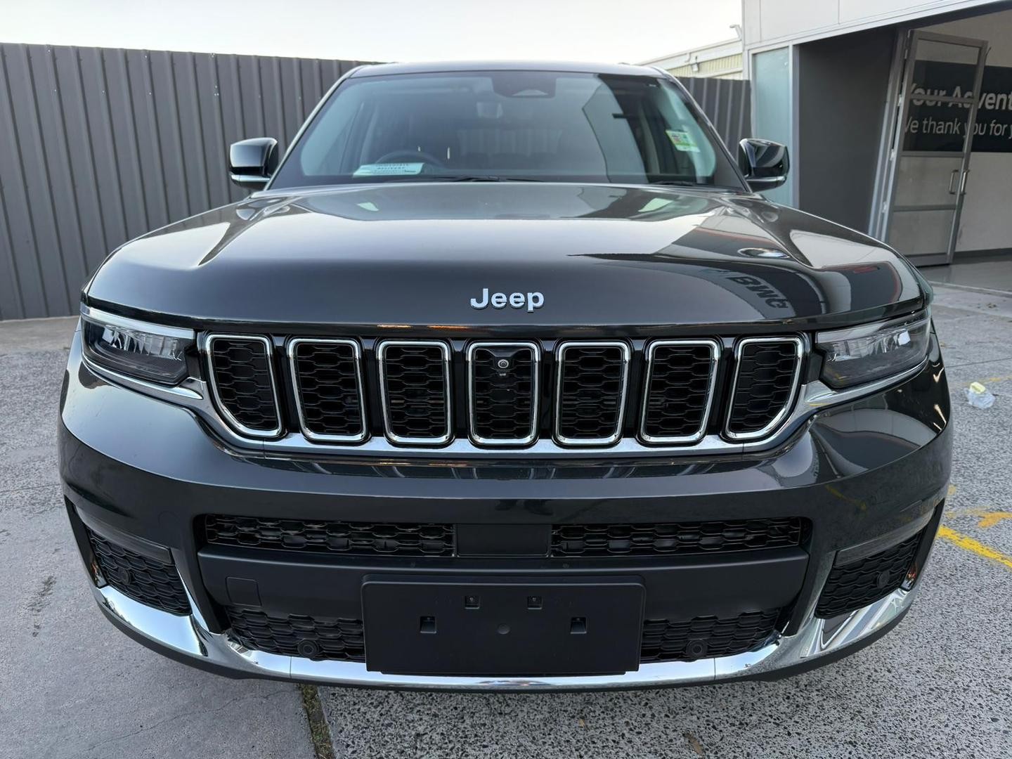 Jeep Grand Cherokee image 2