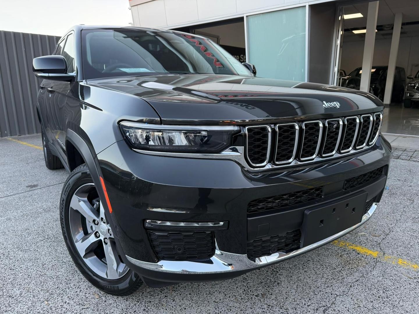 Jeep Grand Cherokee image 1